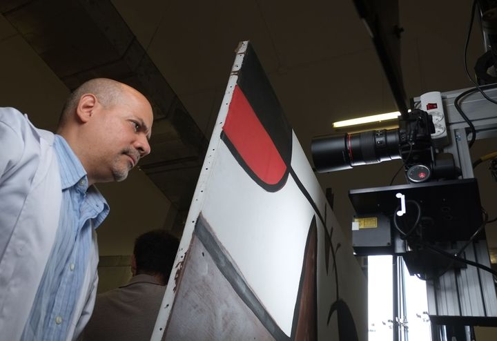 L'informaticien chargé du robot "Pablito", qui aide à la restauration des peintures au musée Reina Sofia de Madrid
 (DOMINIQUE FAGET / AFP)