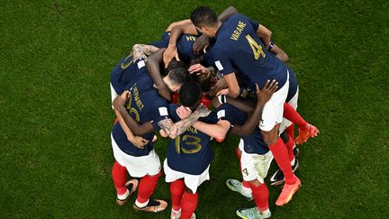 Plusieurs joueurs de l'équipe de France de football célèbre le deuxième but face à l'Angleterre, en quart de finale de la Coupe du monde au Qatar, le 10 décembre 2022. (MANAN VATSYAYANA / AFP)