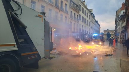 Des éboueurs ont été contraints de déverser des déchets en feu sur la chaussée à Dijon, à cause de bateries dans les ordures ménagères. (OLIVIER ESTRAN / RADIO FRANCE)