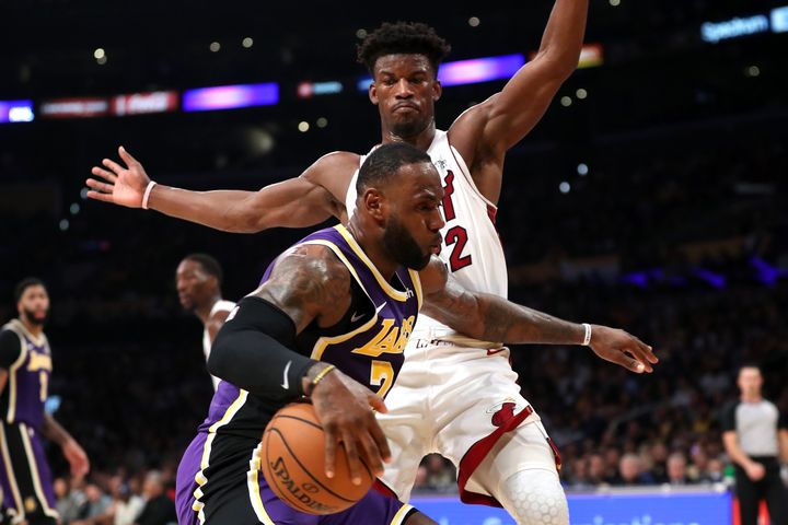 Jimmy Butler (Miami Heat) tente d'arrêter LeBron James (Los Angeles Lakers) (SEAN M. HAFFEY / GETTY IMAGES NORTH AMERICA)