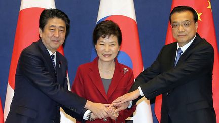  (Le Premier ministre japonais Shinzo Abe, le président sud-coréen Park Geun-hye et le Premier ministre Li Keqiang en sommet trilatéral à Séoul © MaxPPP)