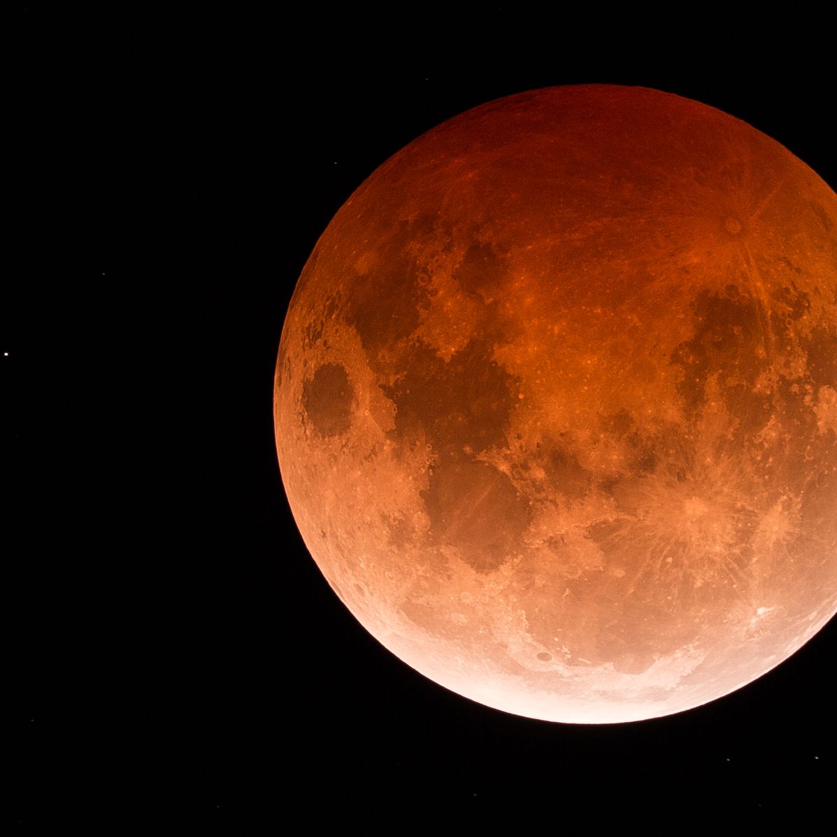 La Lune A Vu Rouge Cette Nuit