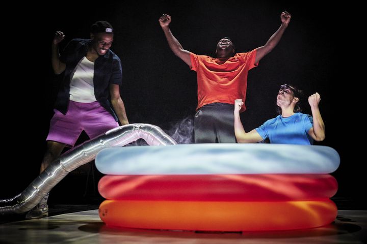 Les jeunes comédiens de la pièce de Clémence Attar, "Les Enchantements", au Théâtre Ouvert. (CHRISTOPHE RAYNAUD DE LAGE)