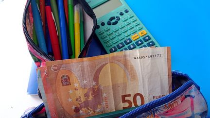 Les prix des fournitures scolaires ont augmenté de 10% en un an, d'après l'UFC-Que Choisir. (B. ROMANKIEWICZ / MAXPPP)