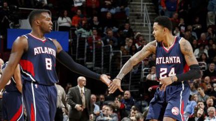 Shelvin Mack et et son coéquipier Bazemore (GREGORY SHAMUS / NBAE / GETTY IMAGES)