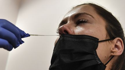 Un test PCR, le 15 septembre 2020 à Neuilly-sur-Seine (Hauts-de-Seine). (ALAIN JOCARD / AFP)