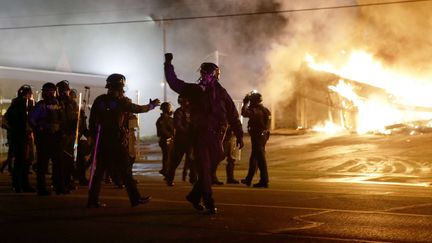 Des policiers lors d'&eacute;meutes &agrave; Ferguson (Missouri), le 24 novembre 2014. (DAVID GOLDMAN / AP / SIPA)