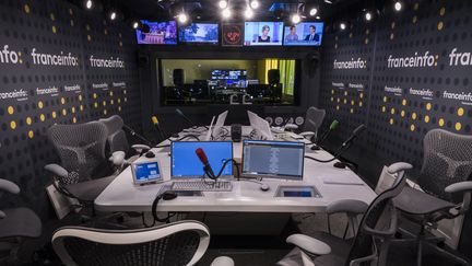 Un des&nbsp;studios de franceinfo.&nbsp; (LIONEL BONAVENTURE / AFP)