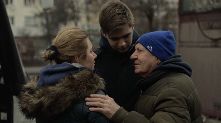 Une famille&nbsp;se quitte, le 3 mars 2022, à Kiev (Ukraine).&nbsp; (FLORIAN LE MOAL / FRANCE TELEVISIONS)