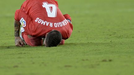 Sergio Ramos et le Real ont pris l'eau (3-0) face à Séville. (CRISTINA QUICLER / AFP)