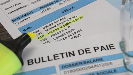 Un bulletin de paie avec des heures supplementaires. (JEAN-FRANÇOIS FREY / MAXPPP)