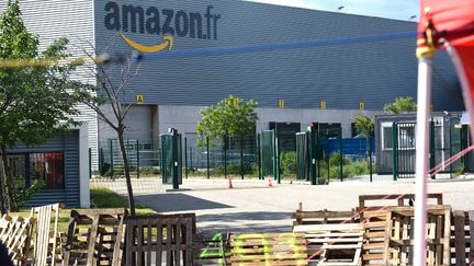 Des barrières ont été installées devant l'usine Amazon à Montélimar (Drôme), le 31 mai 2016.
 (CITIZENSIDE / AFP)