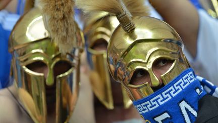 Des supporters grecs d&eacute;guis&eacute;s en guerriers antiques pour soutenir leur &eacute;quipe nationale, le 16 juin 2012 &agrave; Varsovie (Pologne). (GABRIEL BOUYS / AFP)