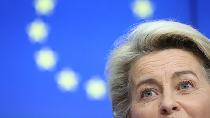 La présidente de la Commission européenne Ursula von der Leyen le 15 juin 2021 à Bruxelles (Belgique) lors d'une conférence de presse. (KENZO TRIBOUILLARD / AFP)