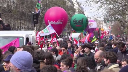 Une dixième journée de mobilisation contre la réforme des retraites a eu lieu, mardi 28 mars. Si le nombre de manifestants est en baisse, ceux-ci sont toujours aussi déterminés. (France 2)