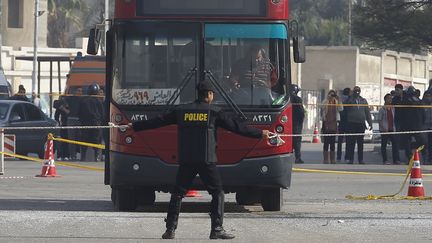 Une explosion a bless&eacute; cinq personnes dans un bus au Caire&nbsp;(Egypte), le 26 septembre 2013. (AMR DALSH / REUTERS)