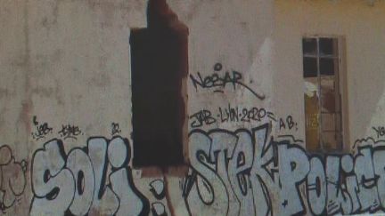 En France, le graffiti est considéré comme un art de rue. En Namibie, au sud de l'Afrique, le graffiti peut être très mal vu. Après avoir découvert des œuvres sur des bâtiments historiques, des Namibiens en colère veulent retrouver les auteurs.&nbsp; (france 3)