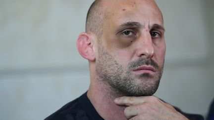 L'entraîneur de judo français Alain Schmitt tient une conférence de presse à Paris, le 2 décembre 2021. (ANNE-CHRISTINE POUJOULAT / AFP)