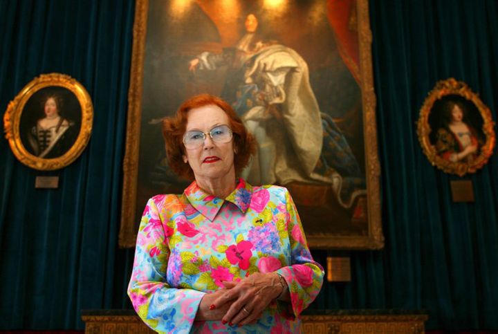 Jeanne Augier, propriétaire du Negresco à Nice, devant le portrait de Louis XIV
 (STEPHANE DANNA / AFP)