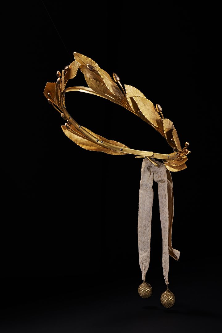 L'exposition "Bijoux de scène de la Comédie-Française" : couronne de laurier de Talma. (COLL. COMEDIE-FRANCAISE / L'ECOLE DES ARTS JOAILLIERS)