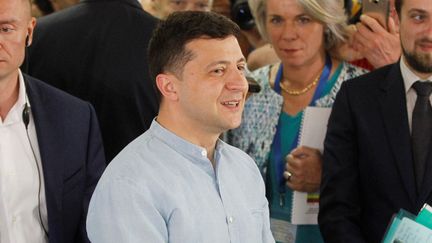 Le président ukrainien, Volodymyr Zelensky, s'exprime devant la presse après avoir voté pour les élections législatives, le 21 juillet 2019 à Kiev. (VLADIMIR SHTANKO / ANADOLU AGENCY / AFP)