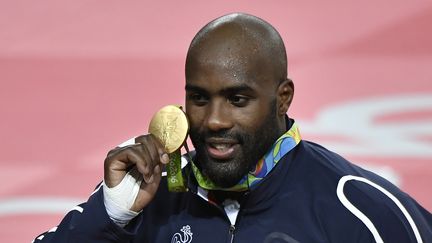 Le judoka Teddy Riner c&eacute;l&egrave;bre sa m&eacute;daille d'or chez les plus de 100 kilos aux Jeux olympiques de Rio (Br&eacute;sil), le 12 ao&ucirc;t 2016. (JEFF PACHOUD / AFP)