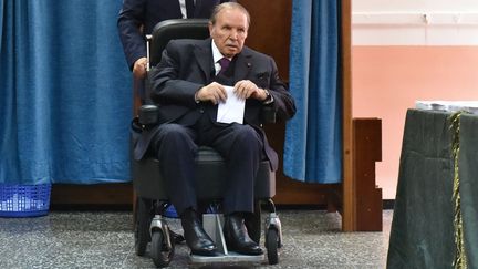 Le président algérien Abdelaziz Bouteflika, le 10 février 2019, dans un bureau de vote cairote. (RYAD KRAMDI / AFP)