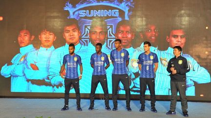 Alex Teixeira (à gauche), le plus gros transfert de ce mercato hivernal 2015-2016, avec ses compatriotes Ramires et Jo notamment, sous les couleurs du Jiangsu Suning (LIU JIANMIN / IMAGINECHINA)