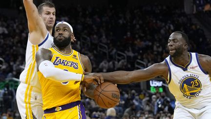 Lebron James face aux Golden State Warriors en match de pré-saison le 8 octobre 2021. (THEARON W. HENDERSON / GETTY IMAGES NORTH AMERICA)