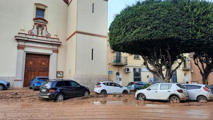 A Massanassa, les rues sont encores envahies de boue, quatre jours après les inondations meurtrières qui ont frappé la région de Valence, en Espagne. (WILLY MOREAU - FRANCEINFO - RADIO FRANCE)