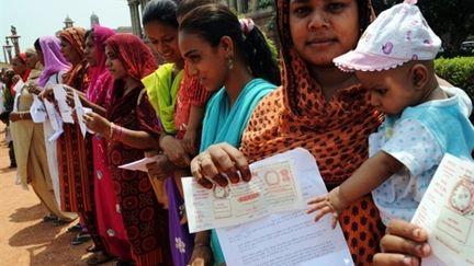 Des survivants de la catastrophe de Bhopal manifestent devant les bureaux du Premier ministre à New Delhi (5 avril 2010) (AFP / Prakash Singh)