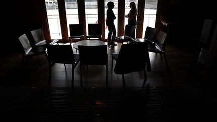 Salle d'accueil de l'hôpital psychiatrique Adamant, installé sur une péniche amarrée aux quais de Seine, à Paris. (AFP PHOTO JOEL SAGET)