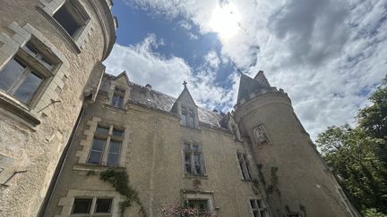 La façade du château de Fougeret dans la Vienne. (MURIELLE GIORDAN / FRANCE INFO)