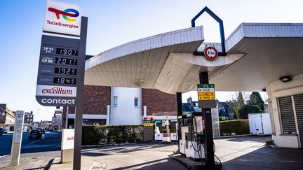 Une station-service à Abbeville (Somme), le 26 février 2023. (AMAURY CORNU / HANS LUCAS / AFP)