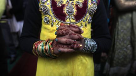 Une jeune fille prie &agrave; la messe de No&euml;l &agrave; la cath&eacute;drale Saint-John de Peshawar (Pakistan). (FAYAZ AZIZ / REUTERS)