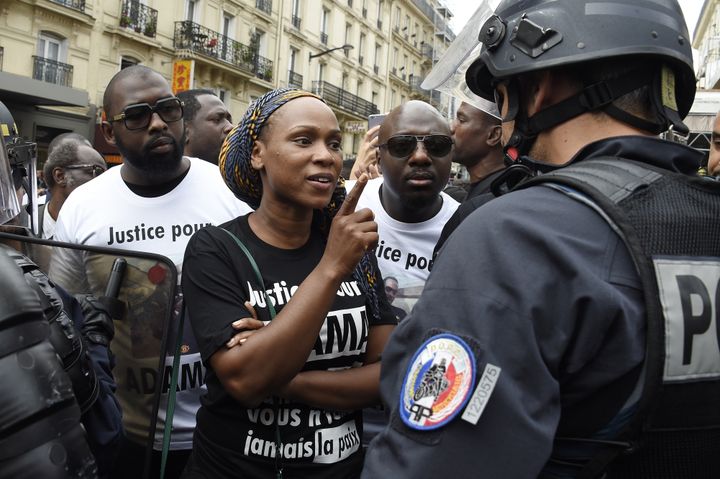 Assa Traoré lors d'une manifestation gare du nord à Paris, en juillet 2016 après que la justice a rejeté la demande de la famille Traoré pour une troisième autopsie d'Adama Traoré. (DOMINIQUE FAGET / AFP)