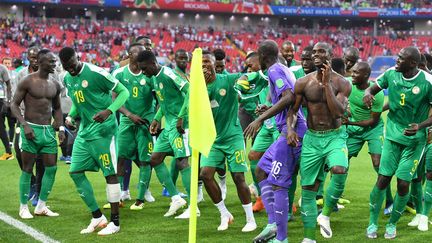 Les joueurs sénégalais dansent sur le bord de la pelouse du stade de Moscou après leur victoire le 19 juin contre la Pologne lors de leur premier match de la Coupe du monde en Russie. (Frank Hoermann / SVEN SIMON / Sven Simon / DPA)