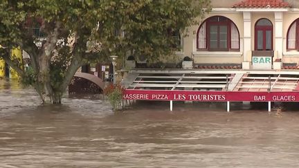 Des personnes habitant près des quais ont été évacuées dans le Gard à cause des inondations, jeudi 17 octobre. En Ardèche, des écoles seront fermées vendredi.