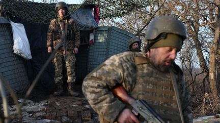 Des militaires de l'armée ukrainienne positionnés sur la ligne de front avec les séparatistes russes, dans la région de Donetsk, dimanche 20 février 2022. (ANATOLII STEPANOV / AFP)