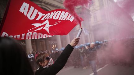 Un militant autonome, proche de l'extr&ecirc;me gauche, fait face aux forces de l'ordre, &agrave; Turin (Italie). Il proteste contre la politique d'aust&eacute;rit&eacute; men&eacute;e par le gouvernement italien. (MARCO BERTORELLO / AFP)