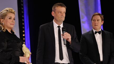 Guy Myhill, le réalisateur de "The Goob" se voit remettre le Hitchcock d'or des mains de Catherine Deneuve, la présidente du jury 2014
 (PHOTOPQR/OUEST FRANCE)