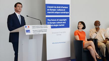 Le Premier ministre, Manuel Valls, s'exprime lors d'un colloque sur les droits d'auteur, &agrave; Cannes (Alpes-Maritimes), aux c&ocirc;t&eacute;s de la ministre de la Culture, Fleur Pellerin, le 17 mai 2015. (JEAN-PIERRE AMET / REUTERS)