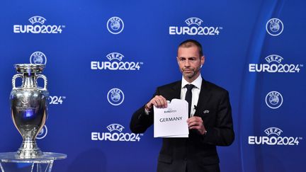 Le&nbsp;président de l'UEFA,&nbsp;Aleksander Ceferin, annonce le pays organisateur de l'Euro 2024, le 27 septembre 2018 à Nyon (Suisse). (FABRICE COFFRINI / AFP)