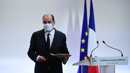 Jean Castex quitte la conférence de presse sur la propagation du Covid-19 le 4 février 2021, à Paris. (MARTIN BUREAU / AFP)