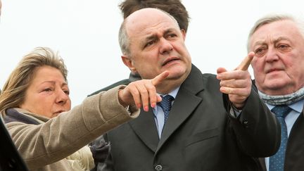 Natacha Bouchart, maire de Calais, et Bruno Le Roux, ministre de l'Intérieur, visitent l'ancien camp de migrants, le 1er mars 2017 à Calais (Pas-de-Calais). (PHILIPPE HUGUEN / AFP)