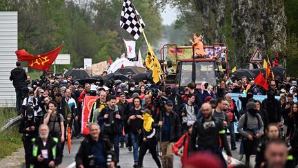 Des manifestants opposés au projet d'autoroute A69 reliant Castres et Toulouse, le 22 avril 2023, à Saïx (Tarn). (LIONEL BONAVENTURE / AFP)