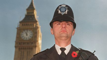 Policier au pied de Big Ben à Londres, le 11 novembre 1997. (PAUL VICENTE / AFP)