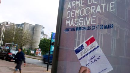 Un panneau publicitaire de la mairie de Roubaix (Nord) pour le&nbsp;vote&nbsp;des habitants aux municipales du 23 et 30 mars 2014.&nbsp; (PHILIPPE HUGUEN / AFP)