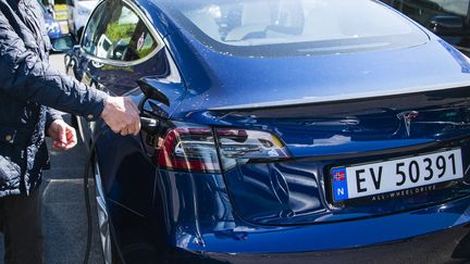 Un Norvégien met en charge sa voiture électrique. (JONATHAN NACKSTRAND / AFP)