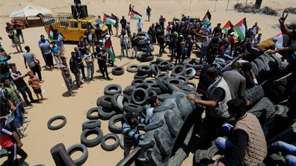 Des manifestants palestiniens devant la frontière israélienne à Gaza, mardi 15 mai 2018. (ASHRAF AMRA / AFP)